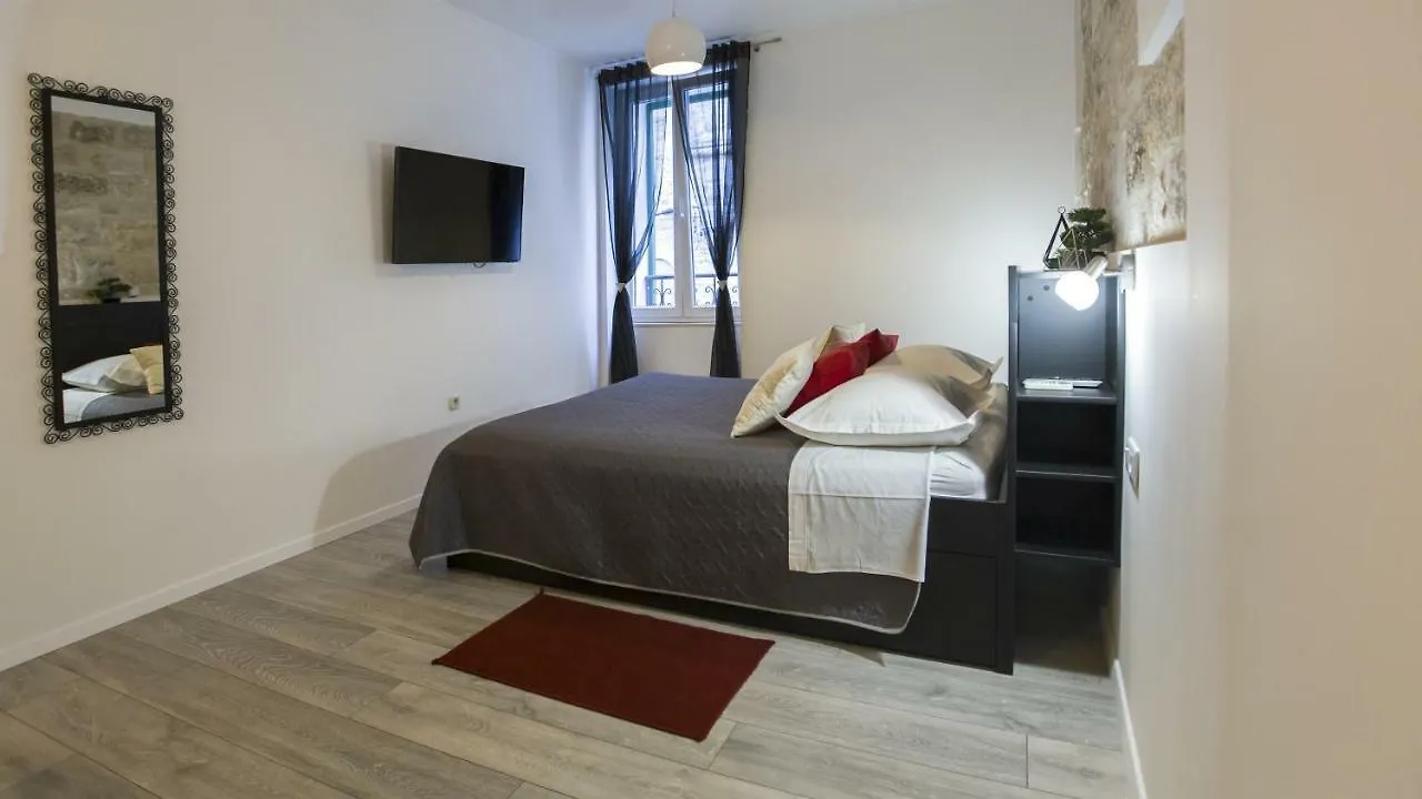 Julije Rooms Guest house
