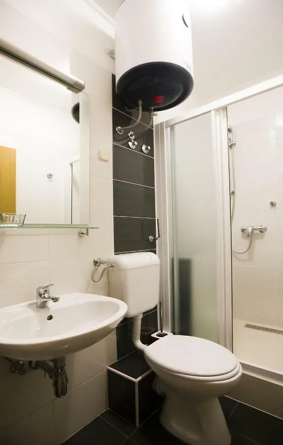 Julije Rooms